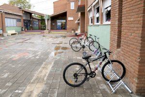 Educació aposta per la mobilitat sostenible als centres escolars paiportins amb la implantació de nous aparca bicis