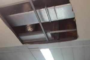 Cae el falso techo del barracón que acoge el servicio de infraestructuras de Educación