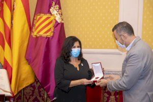 Cullera otorga la Medalla al Servicio Excelente a la oficial Nieves Martín