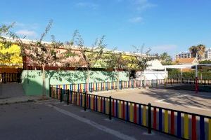 El Ayuntamiento de Oropesa instala toldos y un nuevo vallado en la escuela infantil