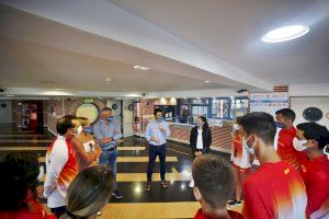 El alcalde recibe a los componentes de la selección española de marcha atlética que se encuentran concentrados en Torrevieja