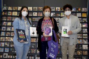 Transi y Manuel, ganadores del Concurso del Día de las Escritoras, reciben sus lotes de libros