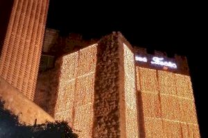 El Ayuntamiento de Requena comienza a instalar la iluminación navideña