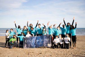 Kind Surf organitza una jornada de surf social a la platja d'Alboraia per a tots els participants becats en el seu programa de continuïtat