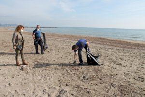 Benicàssim recoge la basura depositada en la playa tras el temporal