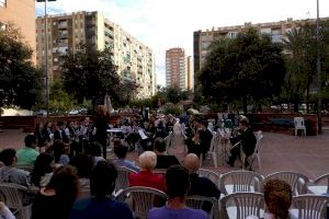 La banda de l’Associació Cultural Falla Jerónima Galés de València ofereix un concert de Cultura als barris
