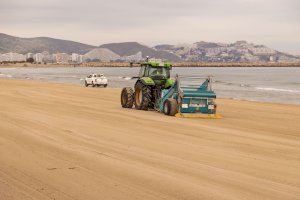 Cullera retira las cañas y restos del último temporal en la playa del Marenyet