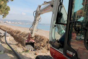 Benicàssim mejora el servicio de lavapiés en la playa de la zona sur con la renovación de la tubería