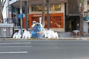 El Servicio de Limpieza Viaria y la Unidad Fox de la Policía Local de Alicante sancionan más de diez infracciones diarias por depósitos irregulares de residuos en la vía pública