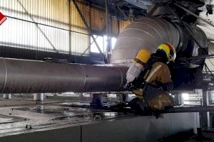 Els bombers extingeixen un incendi en una fàbrica tèxtil de Cocentaina
