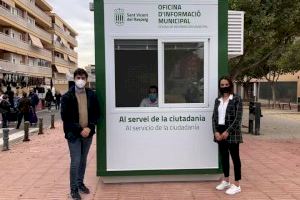 El Ayuntamiento de San Vicente instala un punto de información para la ciudadanía en el mercadillo de los sábados