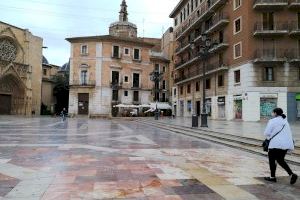 Los hosteleros de la plaza de la Virgen, indignados ante la reducción de terrazas impuesta por el Ayuntamiento