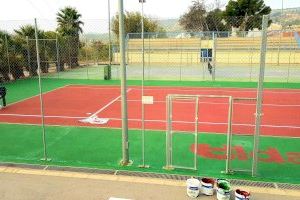 La Concejalía de Deportes de Elda remodela las pistas de tenis del Complejo Deportivo de San Crispín