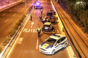 La Policia Local d'Alacant denuncia a 50 persones i dissol un botelló en ple toc de queda