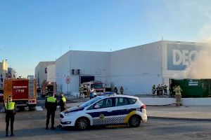 Un incendio en un Decathlon de Alicante obliga a desalojar a sesenta personas