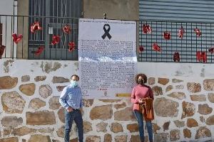 Una lona en Almenara recuerda a las mujeres asesinadas por la violencia de género