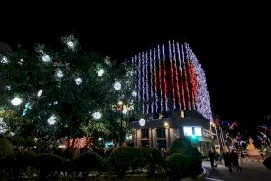 Los alumnos del IES La Marxadella volverán a iluminar la fachada del Ayuntamiento estas fiestas navideñas