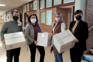 Entrega de las mascarillas reutilizables a los centros educativos de Segorbe