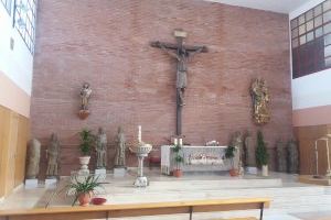 La  parroquia San José Artesano expone las figuras en cartón piedra de los Apóstoles de la puerta gótica de la Catedral de Valencia utilizadas en películas históricas del cine español