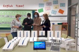 La regidoria d'Educació distribueix tauletes digitals entre els col·legis municipals i l'alumnat en situació de vulnerabilitat