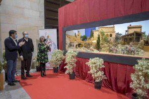 El Belén Municipal del zaguán del Ayuntamiento  de Alicante sorprende con una capilla con la imagen de la Santa Faz