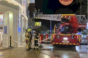 Los bomberos extinguen un incendio de madrugada en un local de ocio en Alicante
