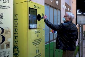 València introduce un sistema de incentivos que premia a quien recicla latas y botellas de plástico