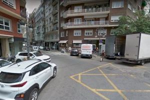 Herida grave una motorista tras chocar contra un coche en la calle Cirilo Amorós de Valencia