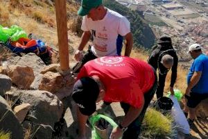 Redován limpia y señaliza el sendero de Los Coloraos en la sierra con una ayuda de 4.924 euros de la Diputación