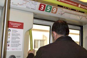 Metrovalencia recomana als usuaris viatjar en silenci per a disminuir el risc de contagi