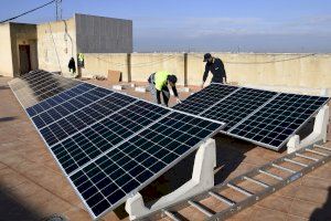 Paiporta instal·la 30 panells solars en el terrat de l'ajuntament