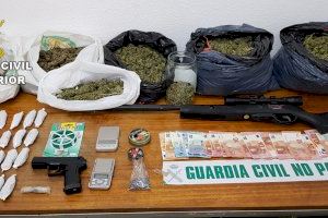 La Guardia Civil detiene a dos varones dedicados a la venta al menudeo de droga en Castelló