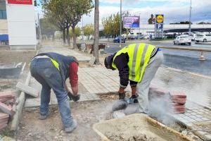 El Ayuntamiento de Elda comienza los trabajos  de remodelación de las aceras de la avenida del Mediterráneo