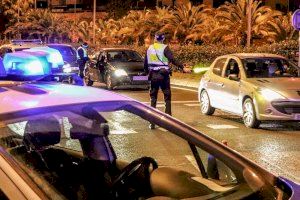 ​La Policia d'Alacant dissol un botelló, sanciona a 2 establiments i denúncia a 26 persones per incomplir l'estat d'alarma