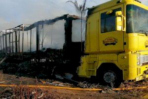 Rescatan a dos personas tras incendiarse una autocaravana en Elche