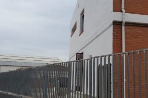 El Ayuntamiento de Oropesa del Mar pinta la fachada del colegio Deán Martí