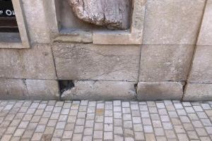 Comienza la restauración de las piezas arqueológicas integradas en la fachada del Ayuntamiento de Elche y la Corredora
