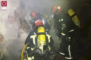 Evacúan a un edificio entero tras incendiarse una vivienda en Vila-real