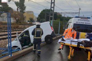 Rescatado un hombre tras caer con su coche a las vías del tren de Orpesa