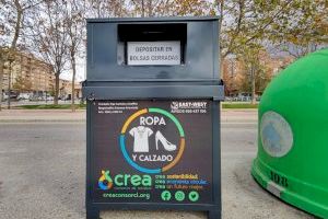 El Ayuntamiento de Elda renueva los contenedores de textil de la ciudad para ofrecer un mejor servicio de reciclaje de ropa y calzado