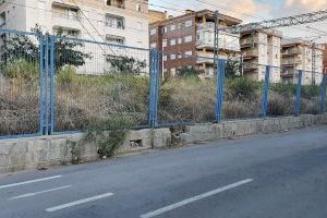 El Ayuntamiento de Oropesa lamenta la inacción de Adif ante la solicitud de reparar el vallado, el muro y limpiar el paso subterráneo