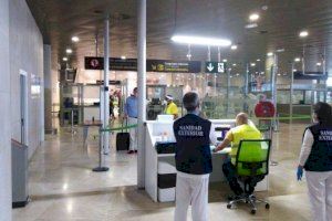El sindicato JUPOL pide investigar al jefe de la Policía Nacional en la Comunitat por los controles en el aeropuerto para identificar a los inmigrantes  irregulares
