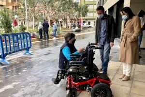 Almassora compra una silla de ruedas para evitar barreras a menores con discapacidad