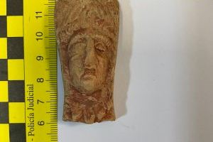 La Guardia Civil entrega al Museo de Prehistoria de Valencia una pieza arqueológica encontrada en la localidad de Ribarroja