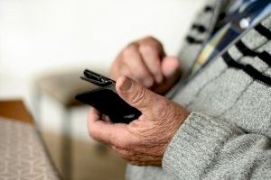 La Generalitat lanza una campaña para preservar la seguridad de las personas mayores en Internet