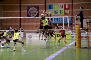 Los dos equipos del Xàtiva voleibol masculino y femenino en la liga de palta española regresan de vacío de sus desplazamientos a Benidorm