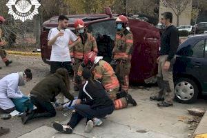 El conductor de una furgoneta queda atrapado y sufre una parada tras un accidente en la Universitat Jaume I