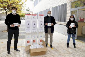 Paiporta llança una campanya de prevenció i conscienciació sobre la pandèmia entre l’estudiantat amb el repartiment de mascaretes i dispensadors de gel hidroalcohòlic