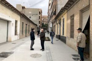 Ciudadanos de San Vicente recoge las quejas de los vecinos por la reurbanización de la calle Manuel de Falla