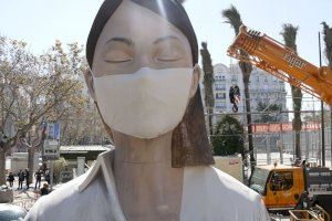 Arxiu de l'monument faller amb mascareta a l'Ajuntament de València aquest març